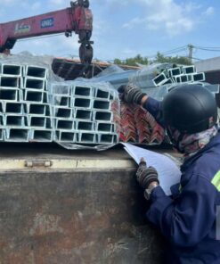 Khách hàng mua thép U65 tại Tôn Thép MTP được kiểm tra và khiếu nại khi sản phẩm lỗi