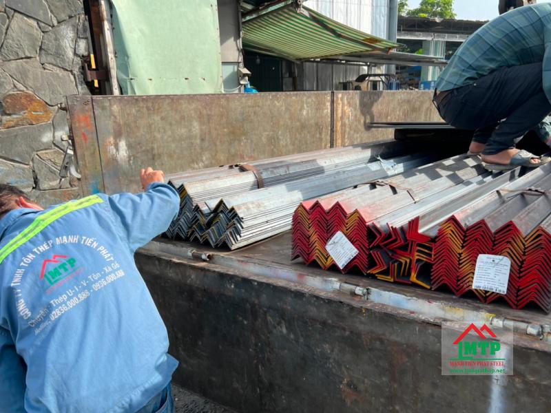 Tôn Thép MTP cung cấp thép V50x50 chính hãng, có nhãn mác, chứng từ đầy đủ