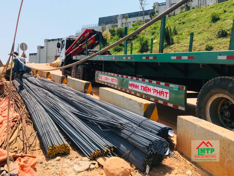 Sắt phi 10 được giao đến công trình bằng xe tải của Tôn Thép Mạnh Tiến Phát