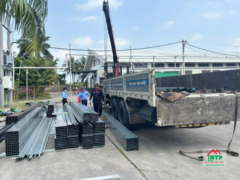 Tôn Thép MTP hỗ trợ vân chuyển thép hộp 30x30 tận công trình, nhanh chóng, đúng hẹn