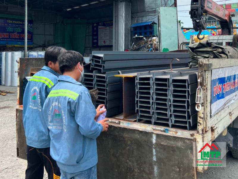 Nhân viên Tôn Thép MTP chuẩn bị sắt hình I100 để giao đến khách hàng