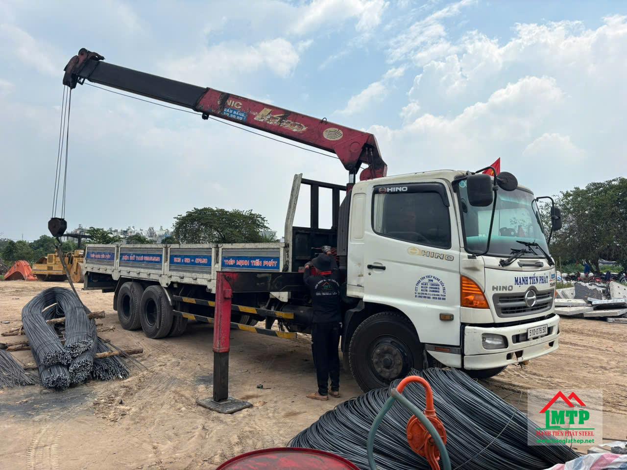Sắt phi 18 được Tôn Thép MTP vận chuyển đến công trình xây dựng biệt thự sân vườn tại Đồng Nai