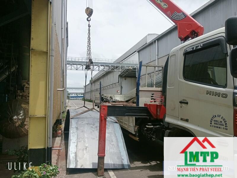 Hệ thống xe cẩu tải sẵn sàng vận chuyển tấm thép tới tận nơi cho khách