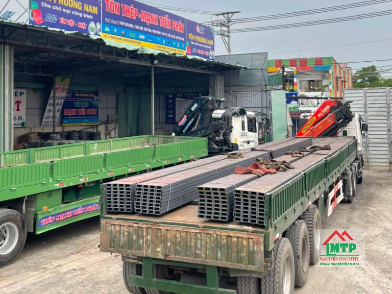Hệ thống xe tải chuyên dụng của Tôn Thép MTP luôn sẵn sàng vận chuyển thép U60 nhanh chóng đến công trình cho khách hàng