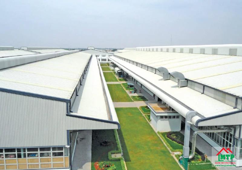 Sắt vuông 200x200 làm khung kèo cho nhà tiền chế cỡ lớn