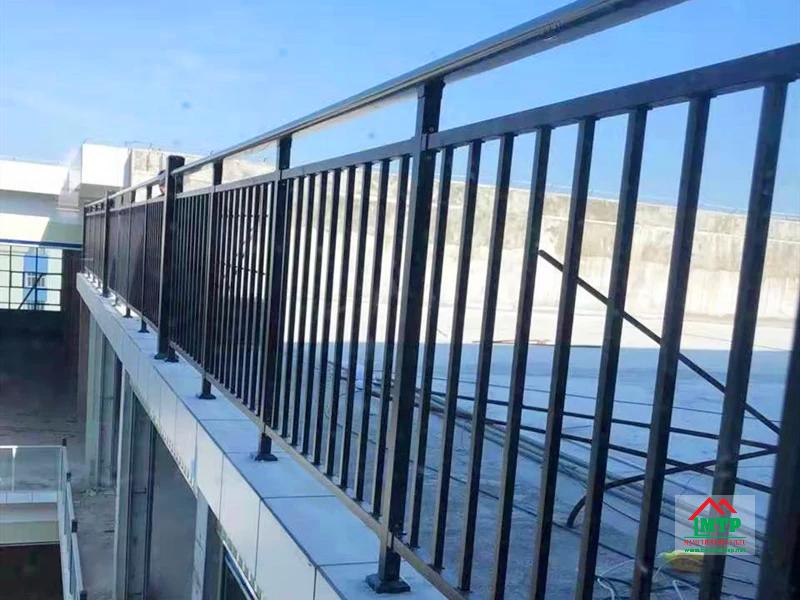 Nếu muốn dùng sắt hộp 20x20 làm lan can sân thượng thì nên chọn mác thép có khả năng chịu lực, chống ăn mòn tốt