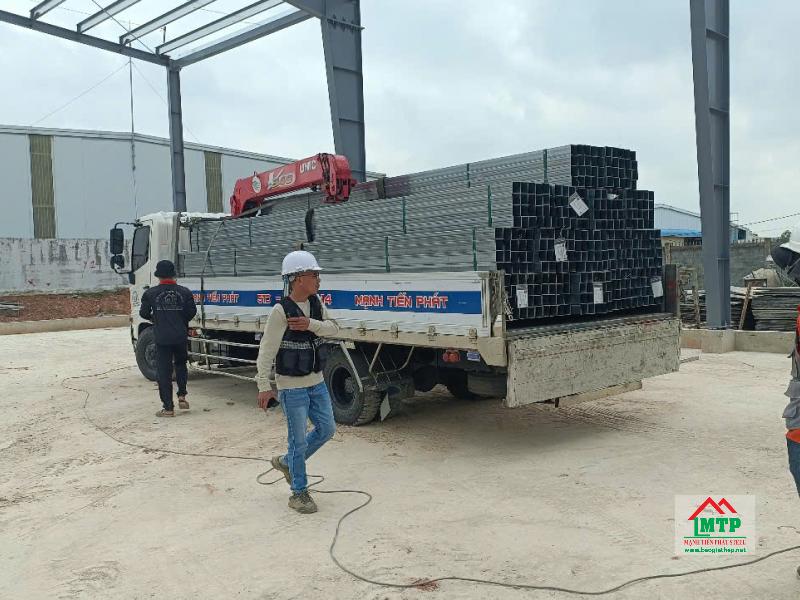 Thép hộp 100x100 phân phối tại Tôn Thép MTP có nguồn gốc rõ ràng, đầy đủ tem nhãn, chứng từ khi giao đến công trình