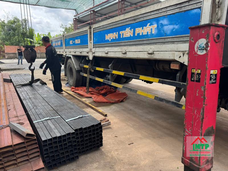 Tôn Thép MTP giao sắt hộp 14x14 nhanh chóng đến công trình, đảm bảo tiến độ