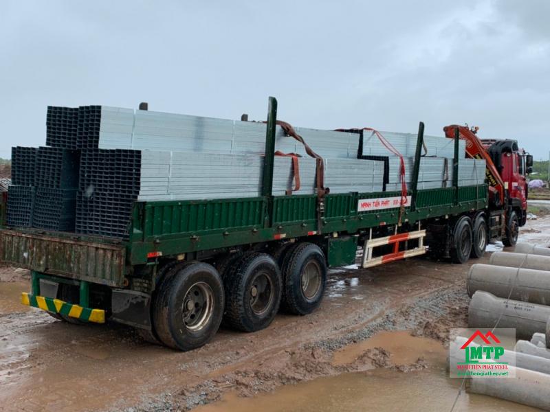 Tôn Thép MTP có xe tải chuyên dụng giao sắt hộp 10x20 đến công trình đúng tiến độ