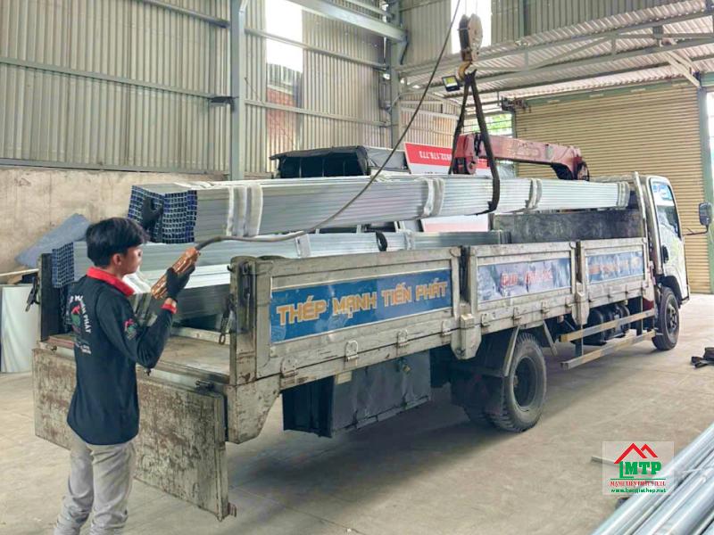 Nhân viên của Tôn Thép MTP luôn sẵn sàng hỗ trợ khách hàng vận chuyển, bốc xếp gọn gàng khi mua thép hộp 20x20 tại đại lý