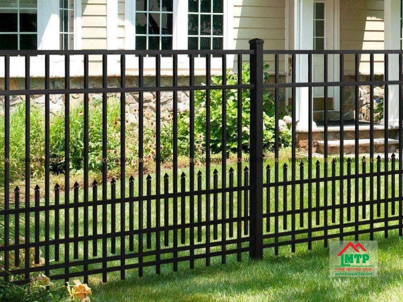 Ứng dụng thép hộp 25x50 làm hàng rào sân vườn