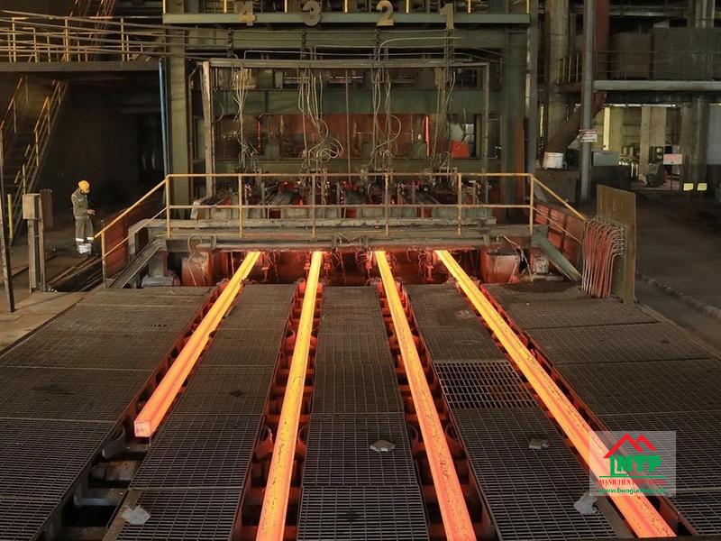 Giá phôi thép nhập khẩu có ảnh hưởng khá lớn đến giá sắt hộp 25x50 trong nước