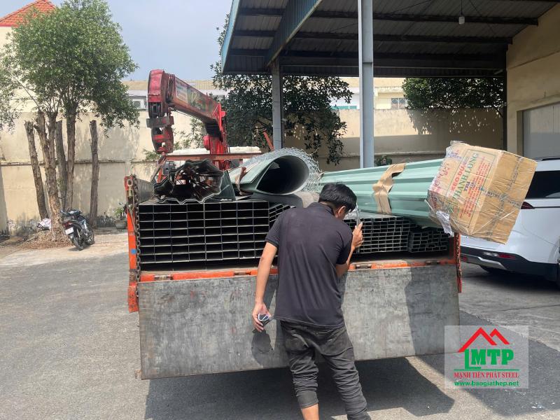 Giao 123 cây thép hộp mạ kẽm Hòa Phát 25x50x1.4ly và thép hộp 50x100 cho Công ty Viettech – Bình Tân