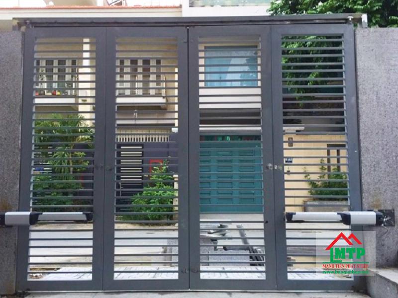 Cửa 4 cánh dân dụng chịu lực trung bình gia công từ sắt hộp 25x50 Hòa Phát