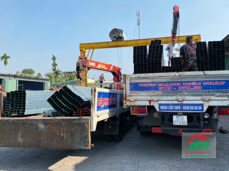 Chi phí vận chuyển xa hay gần ảnh hưởng đến giá thực tế của thép hộp 40x60 Hòa Phát