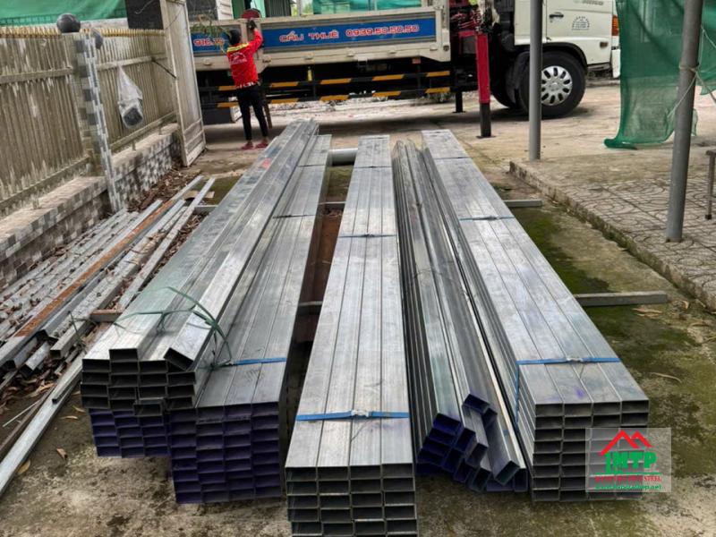 Hoàn tất giao thép hộp mạ kẽm Hòa Phát 40x80x2ly (6m) - số lượng 160 cây cho trại heo tại Dầu Tiếng, Bình Dương