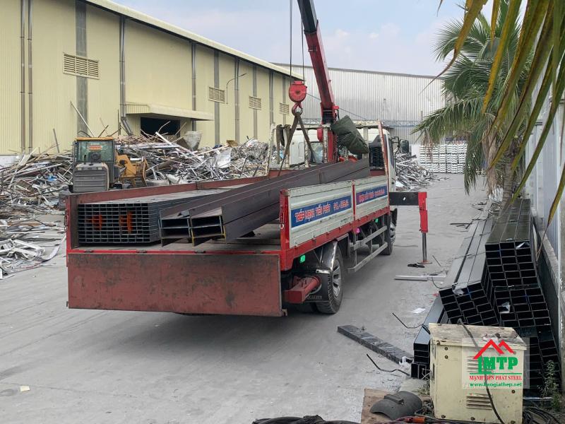 Giao thép hộp mạ kẽm Hòa Phát 40x80x1.2ly 100 cây và thép hình I300 (6m) 6 cây cho Công ty Nhôm Trường Thành tại Đức Hòa, Long An