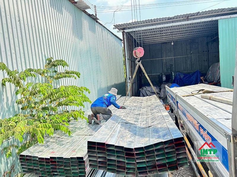 Giao thép hộp mạ kẽm Hòa Phát 40x80x1.4ly (6m) - 260 cây cho Công ty XNK Kiến Hưng tại Hóc Môn