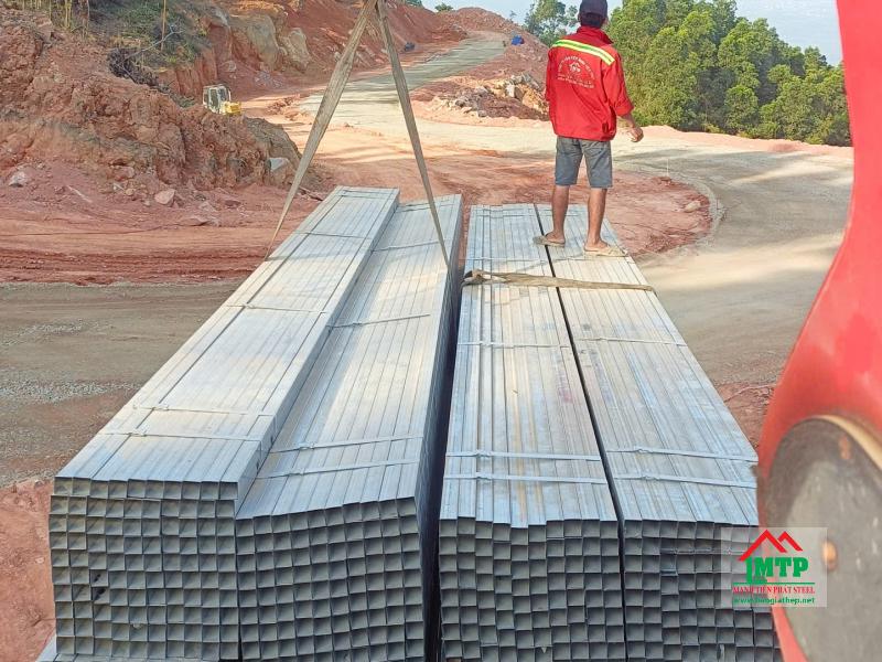 Giao thép hộp mạ kẽm Hòa Phát 50x50x1.4ly (6m) - 500 cây cho công trình tại Xuân Lộc, Đồng Nai