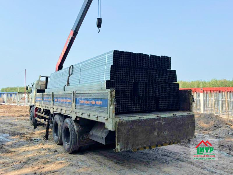 Giao thép hộp mạ kẽm Hòa Phát 60x60x1.4ly (6m) – 200 cây cho công trình tại Dĩ An, Bình Dương