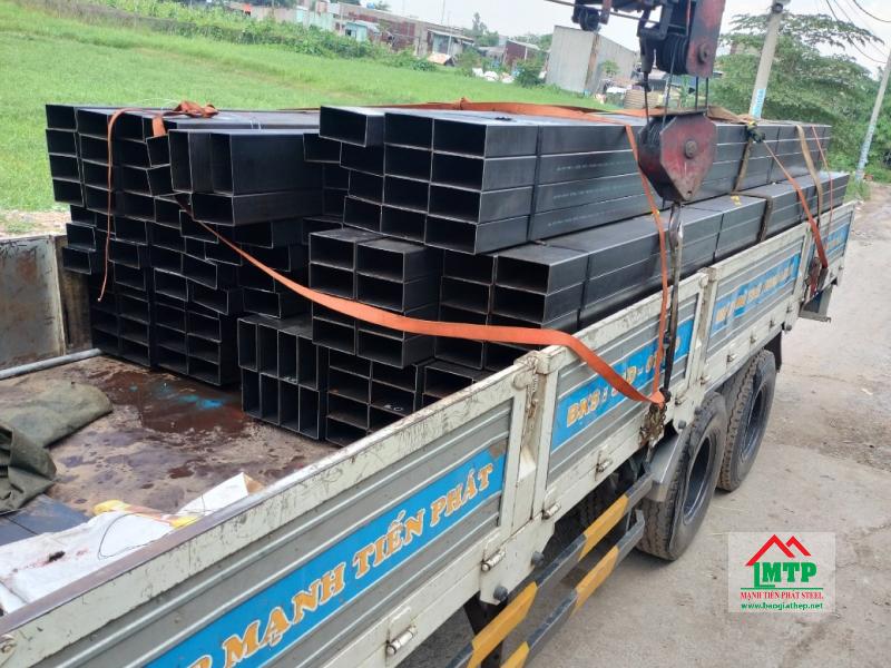 Giao thép hộp đen Hòa Phát 75x150x2ly (6m) – 120 cây cho công trình tại Thuận An, Bình Dương