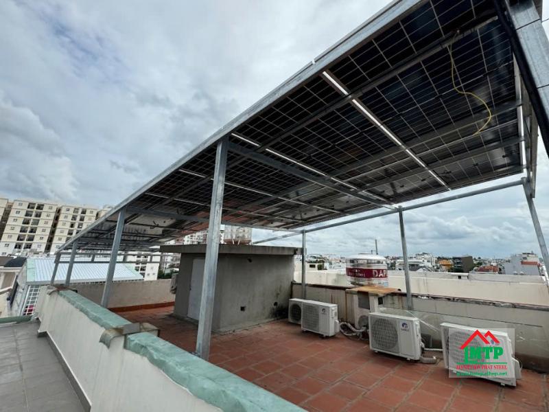 Sắt hộp 40x80 Hòa Phát kết hợp một số quy cách khác làm khung đỡ tấm pin năng lượng mặt trời