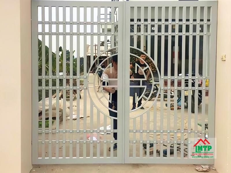 Cổng 2 cánh gia công từ thép hộp 60x60 Hòa Phát