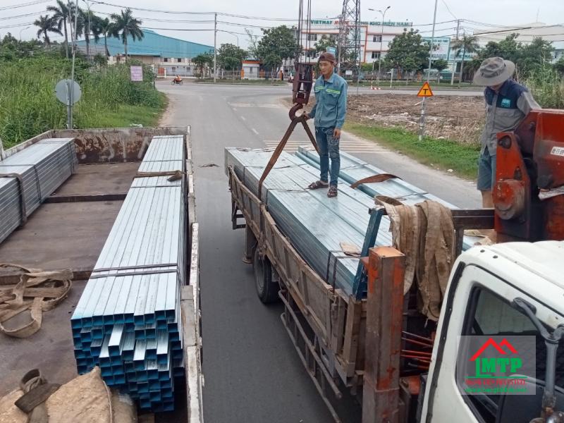Giao 3 tấn thép hộp 25x25x1.2 Hoa Sen cho công trình tại Hóc Môn