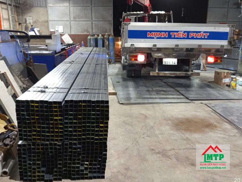 Giao 2 tấn thép hộp 25x25x1.0 Hoa Sen cho xưởng cơ khí ở Long An